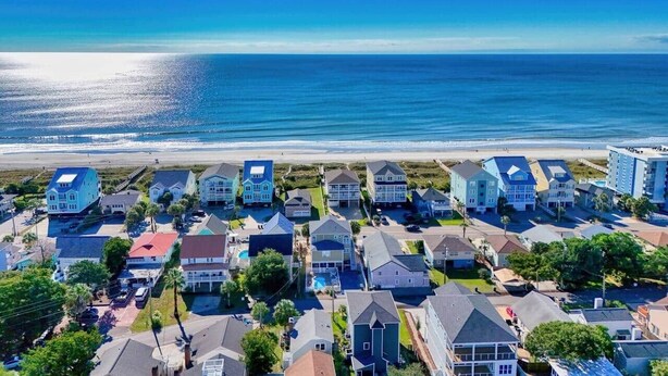 Una zona residenziale lungo la costa, con case e spiaggia.