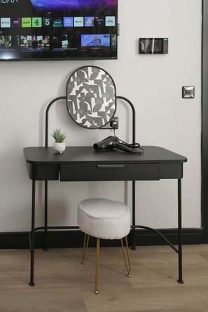 Exterior - Sixty Aparthotelstudio, Central Cardiff + Parking (Cardiff)