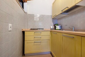 Refrigerador, cafetera/tetera, utensilios de cocina