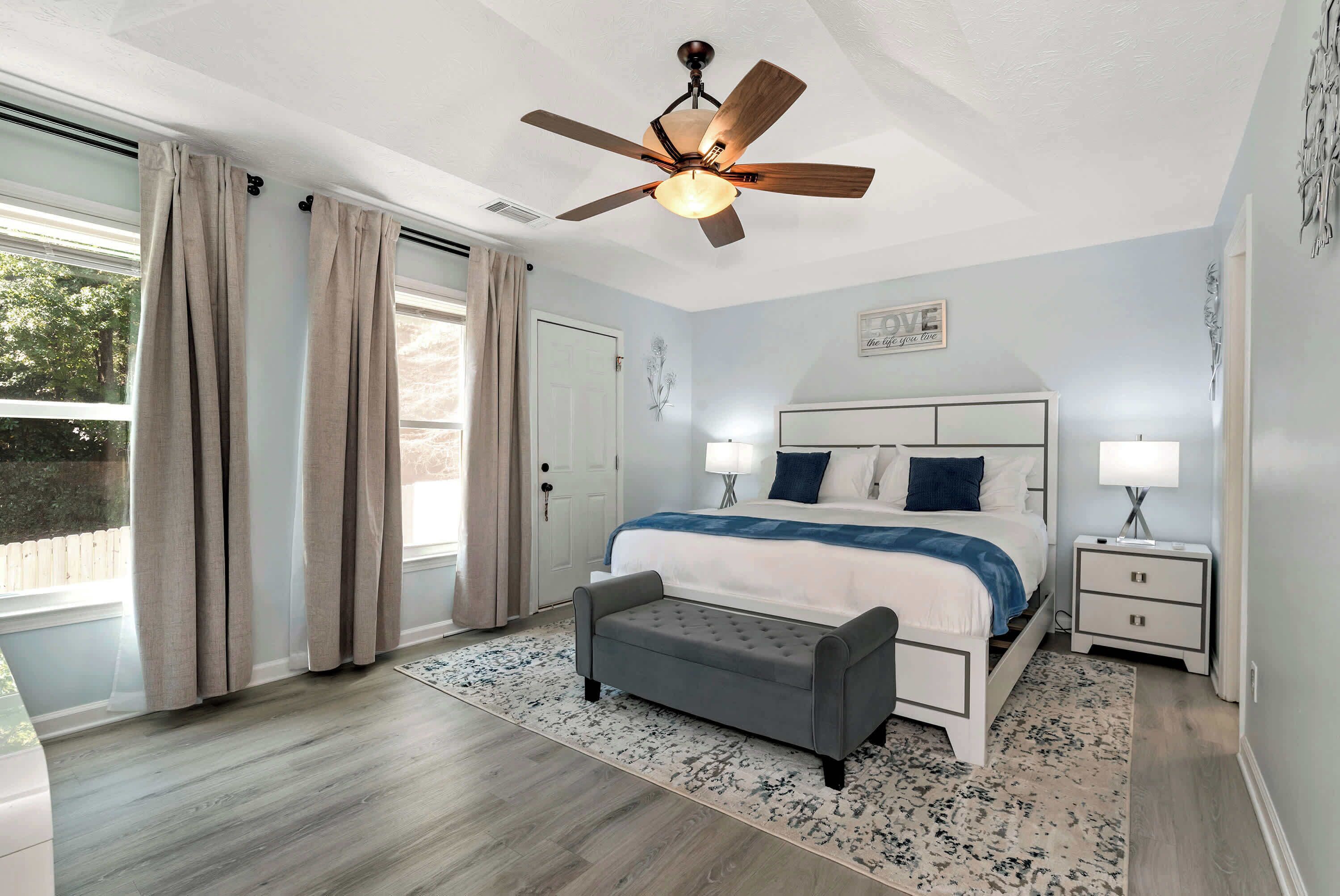 5 soverom, skrivebord, strykejern/-brett og reiseseng for barn