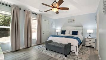 5 habitaciones, escritorio y tabla de planchar con plancha