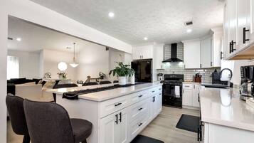 Frigorífico, microondas, horno y placa de cocina