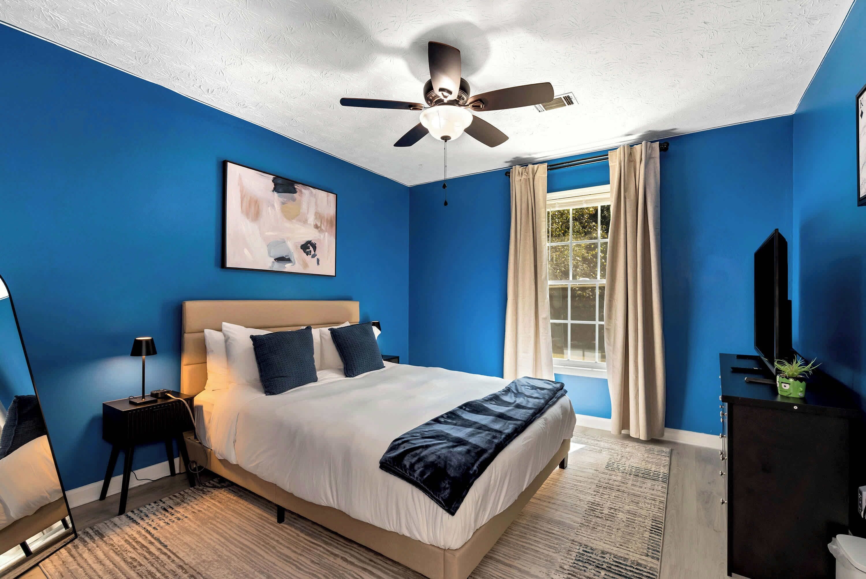 5 slaapkamers, een bureau, een strijkplank/strijkijzer, reisbedje