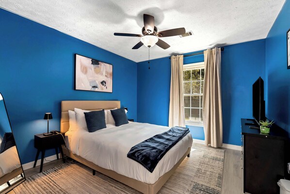 5 bedrooms, desk, iron/ironing board, travel crib