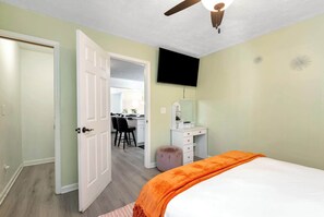 5 habitaciones, escritorio y tabla de planchar con plancha 