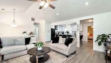 Una televisión, una chimenea, una oficina