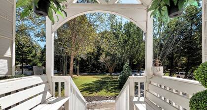 -> Spacious 5BR Retreat Near Mall of GA & Sleeps 13