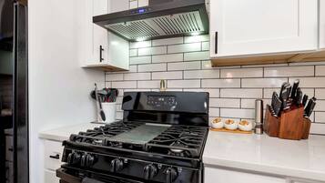 冷蔵庫、電子レンジ、オーブン、コンロ