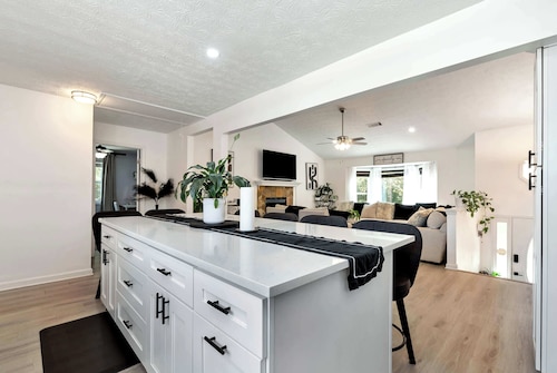 Spacious 7BR Family Retreat Near Mall of GA, Sleeps 17