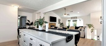 Spacious 7BR Family Retreat Near Mall of GA, Sleeps 17