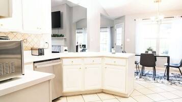 Kylskåp, mikrovågsugn, ugn och spishäll