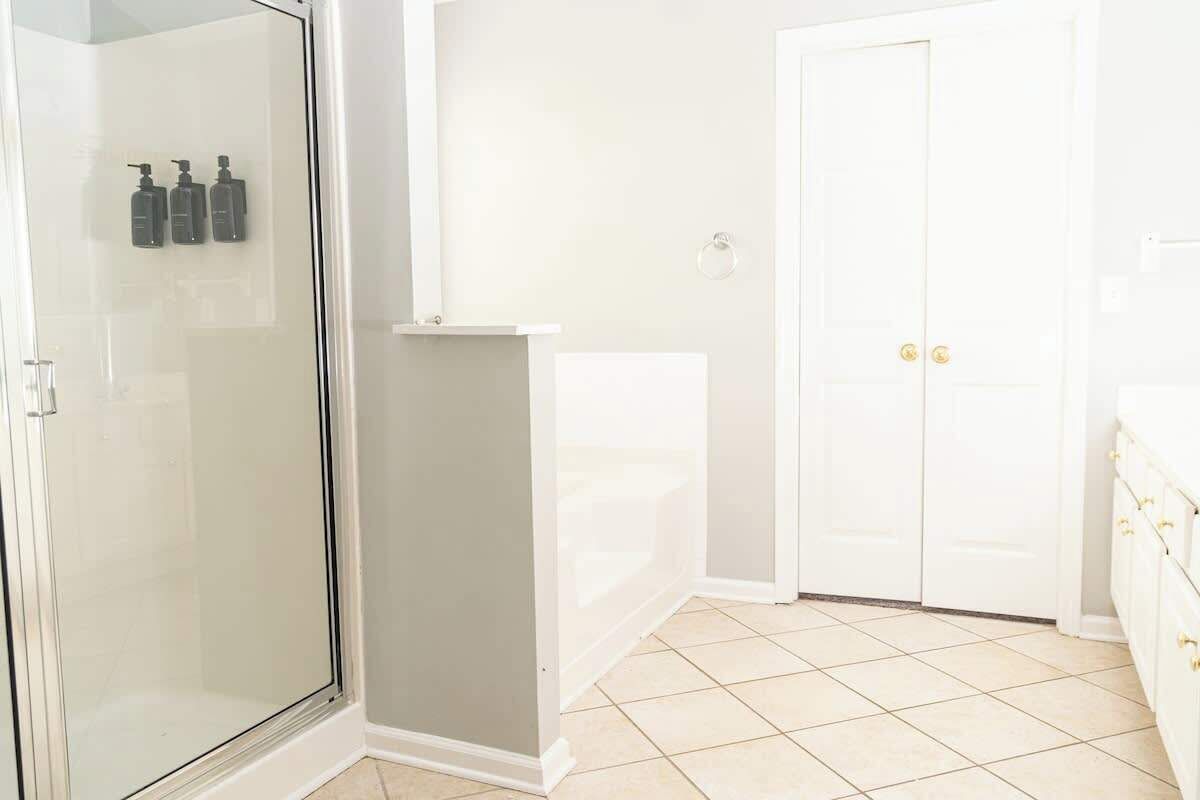 Shower, hair dryer, towels, shampoo