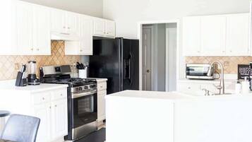 Kylskåp, mikrovågsugn, ugn och spishäll