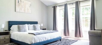 Spacious Vaulted 4BR Family Home Near Mall of GA, Sleeps 12