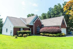 Exterior - Spacious Vaulted 4BR Near Mall of GA + Sleeps 12 (Lawrenceville)