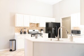 Fridge, microwave, oven, stovetop - Spacious Vaulted 4BR Near Mall of GA + Sleeps 12 (Lawrenceville)