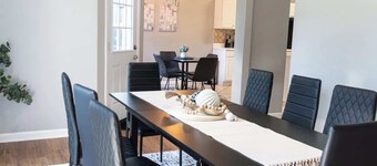 Spacious Vaulted 4BR Family Home Near Mall of GA, Sleeps 12