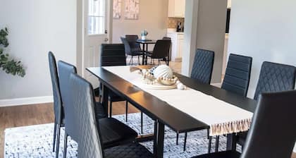 Spacious Vaulted 4BR Family Home Near Mall of GA, Sleeps 12