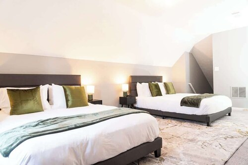 Spacious Vaulted 4BR Near Mall of GA + Sleeps 12