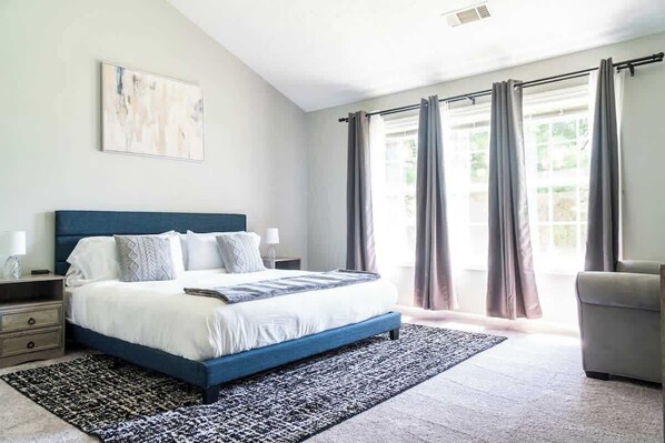 4 bedrooms, iron/ironing board, travel crib, WiFi - Spacious Vaulted 4BR Near Mall of GA + Sleeps 12 (Lawrenceville)