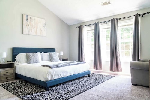Spacious Vaulted 4BR Near Mall of GA + Sleeps 12