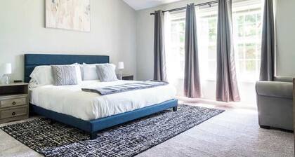 Spacious Vaulted 4BR Near Mall of GA + Sleeps 12