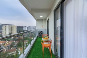 Outdoor dining - Epic 1BR, Heated, Pool, Gym City, Kids Play Area, Views (Nairobi)
