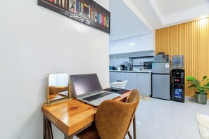 Eine moderne Küche mit Kühlschrank, Kaffeemaschine und Wasserspender.