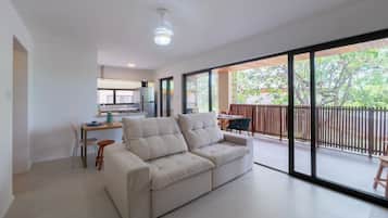 Eenvoudig appartement | Woonruimte | Een 32-inch smart-tv met digitale zenders