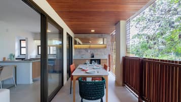 Eenvoudig appartement | Woonruimte | Een 32-inch smart-tv met digitale zenders