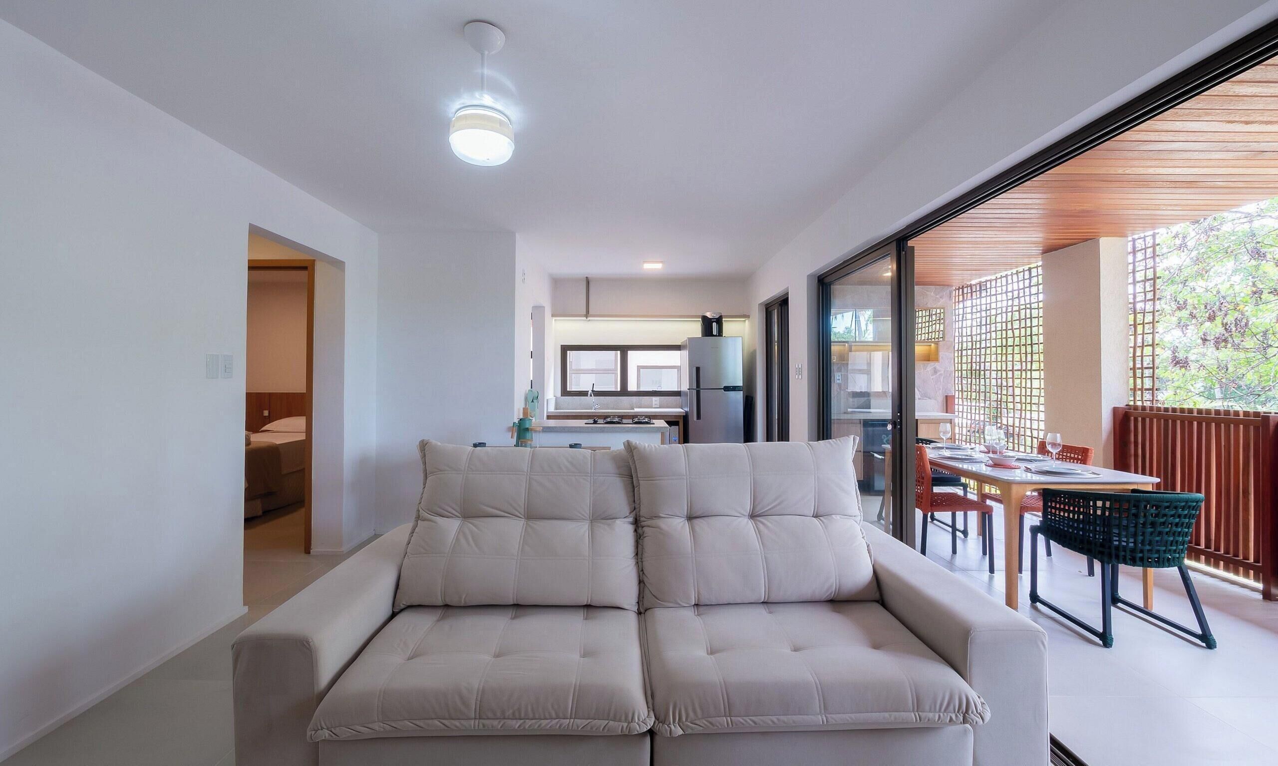 شقة بتجهيزات أساسية | منطقة المعيشة | تلفزيون ذكي بحجم 32-بوصة يعرض قنوات تلفزيونية رقمية