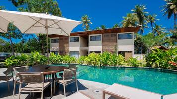 Una piscina al aire libre