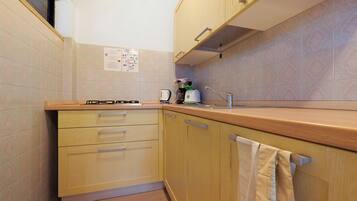 KylskÄp, kaffe- och tebryggare och grytor/köksredskap