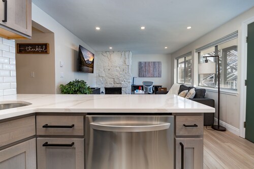 Renovated 2BR | Free shuttle to Lifts, Pool Sauna!