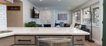 Renovated 2BR | Free shuttle to Lifts, Pool Sauna!