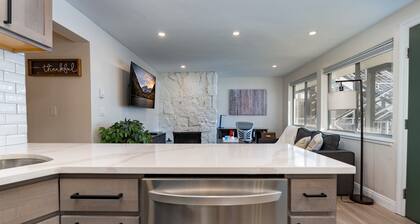 Renovated 2BR | Free shuttle to Lifts, Pool Sauna!