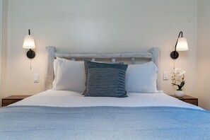 مكتب ومكواة/لوح كي وسرير سفر وواي فاي