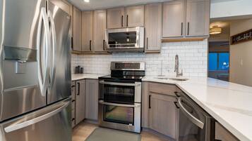 Kylskåp, mikrovågsugn, ugn och spishäll