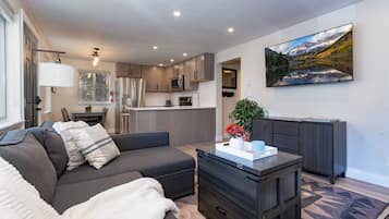 Tv, eldstad och kontor