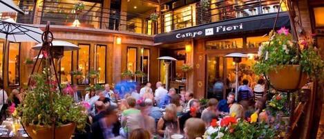 屋外ダイニングエリア