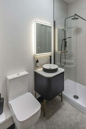 Exterior - The Sixty Aparthotel Studio, Brand New, Cardiff (Cardiff)
