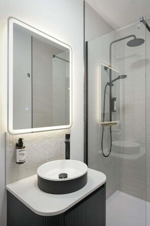 Exterior - Sixty Aparthotelstudio, Central Cardiff + Parking (Cardiff)