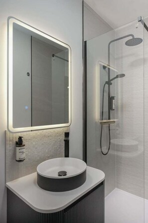 Exterior - Sixty Aparthotelstudio, Central Cardiff + Parking (Cardiff)