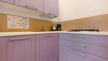 Kühlschrank, Wasserkocher mit Kaffee-/Teezubehör