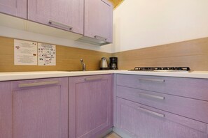 Geladeira, cafeteira/chaleira, talheres/pratos/utensílios de cozinha