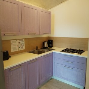 Kühlschrank, Wasserkocher mit Kaffee-/Teezubehör