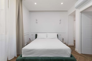 3 chambres, bureau, fer et planche à repasser, lit de bébé portatif