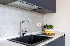 Fridge, microwave, stovetop, dishwasher - Colosseum Holidays - Prestige Three Bedrooms (Roma)