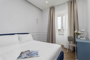 3 bedrooms, desk, iron/ironing board, travel cot - Colosseum Holidays - Prestige Three Bedrooms (Roma)