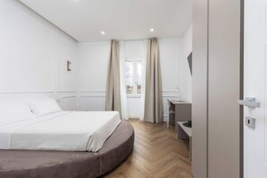 3 chambres, bureau, fer et planche à repasser, lit parapluie